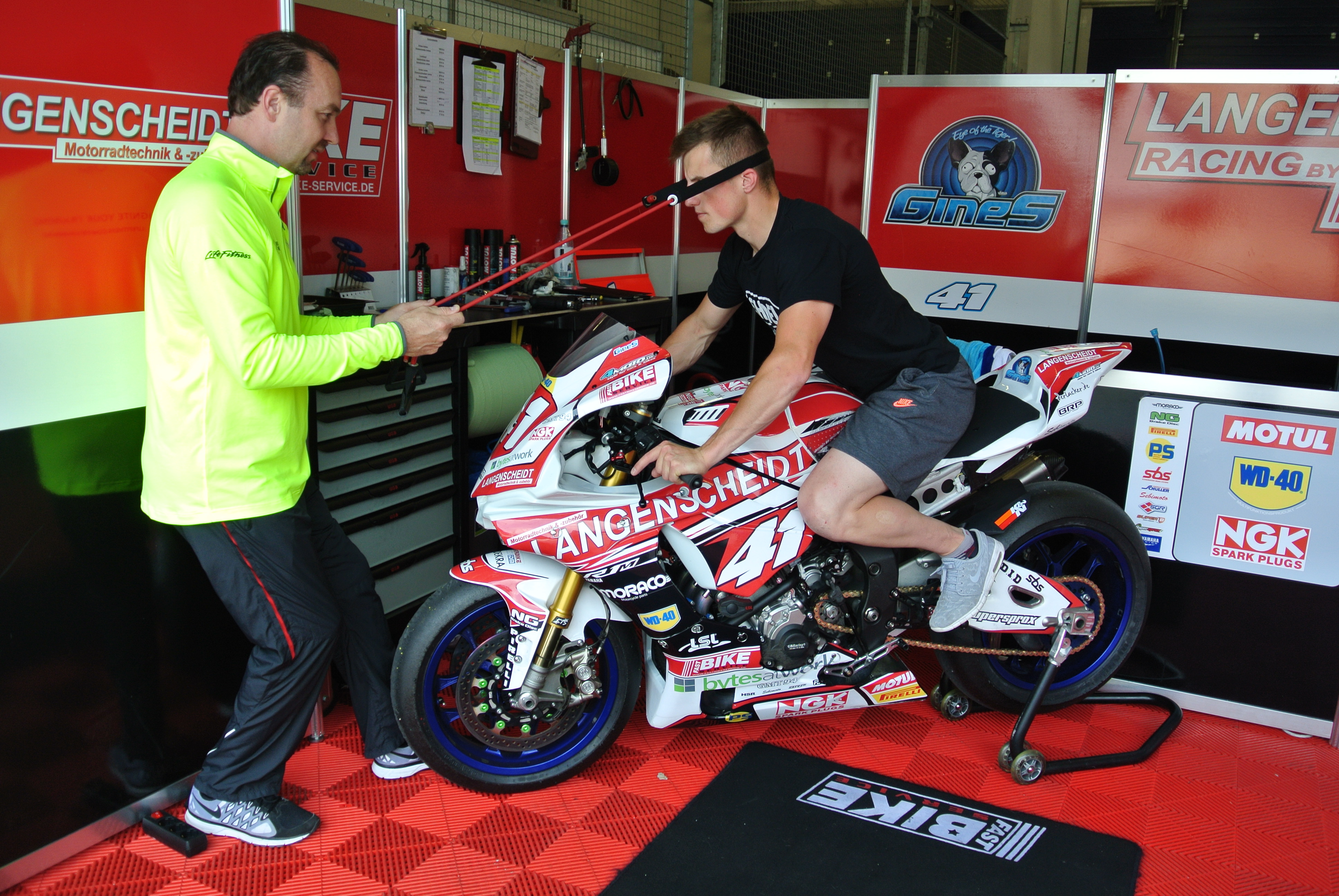 Stephan Müller im Training mit Langstrecken-Weltmeister im Motorradfahren Superstock 1000 Mathieu Gines